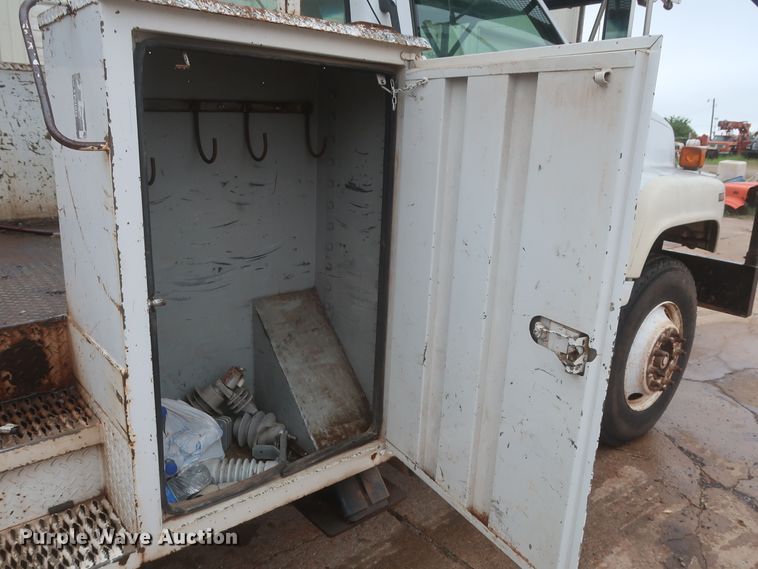 image for item IP9875 2001 GMC C7500  bucket truck