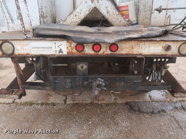 image for item IP9875 2001 GMC C7500  bucket truck