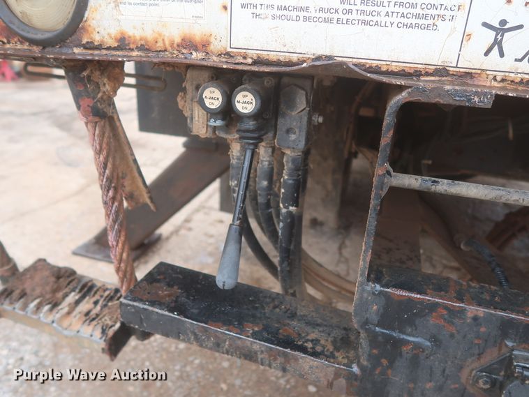 image for item IP9875 2001 GMC C7500  bucket truck