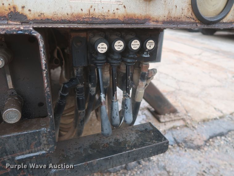 image for item IP9875 2001 GMC C7500  bucket truck