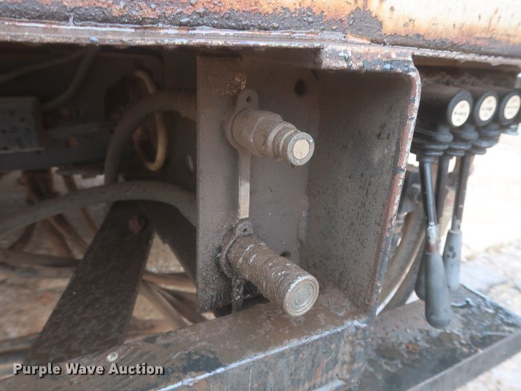 image for item IP9875 2001 GMC C7500  bucket truck