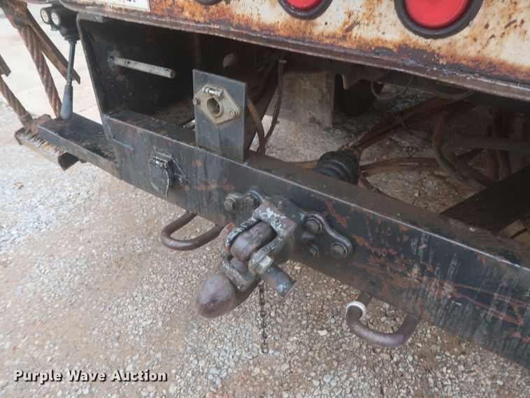 image for item IP9875 2001 GMC C7500  bucket truck