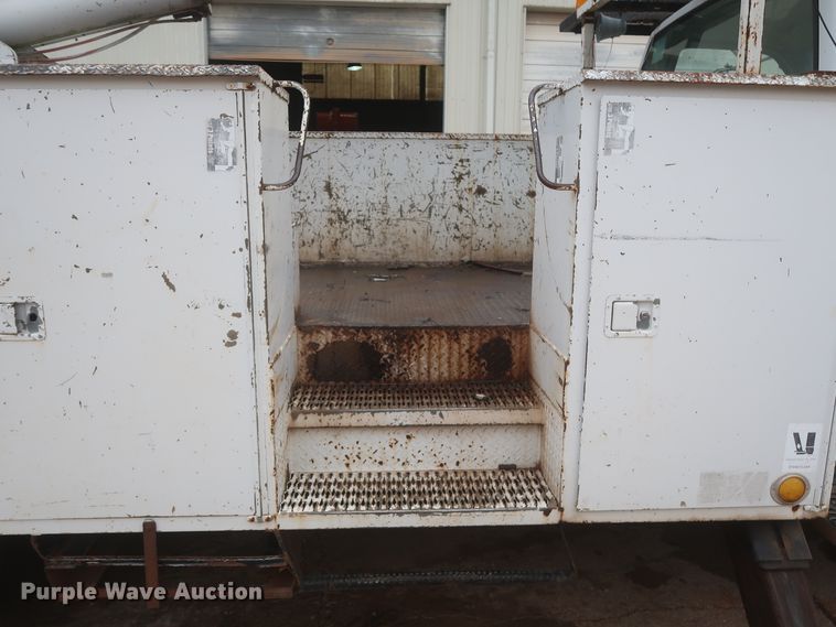 image for item IP9875 2001 GMC C7500  bucket truck