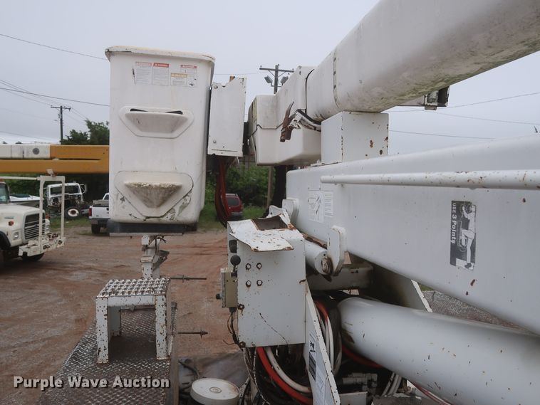 image for item IP9875 2001 GMC C7500  bucket truck