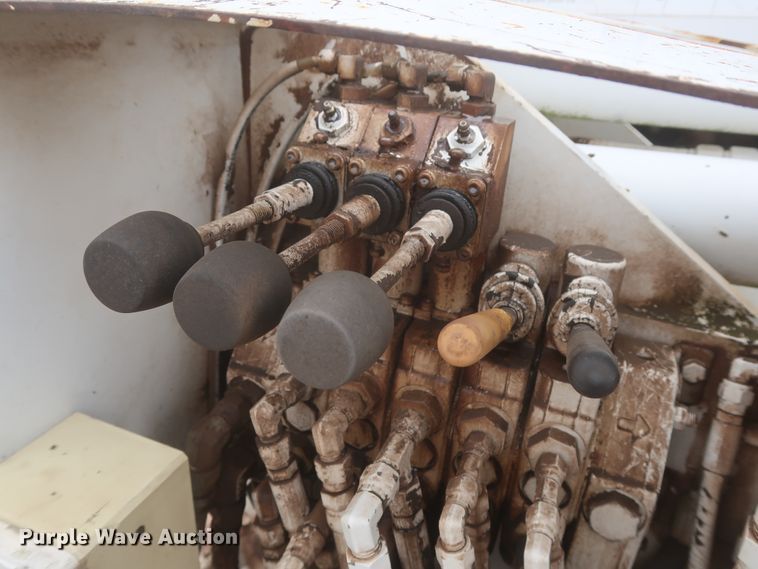 image for item IP9875 2001 GMC C7500  bucket truck