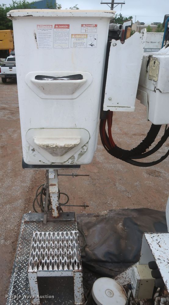 image for item IP9875 2001 GMC C7500  bucket truck