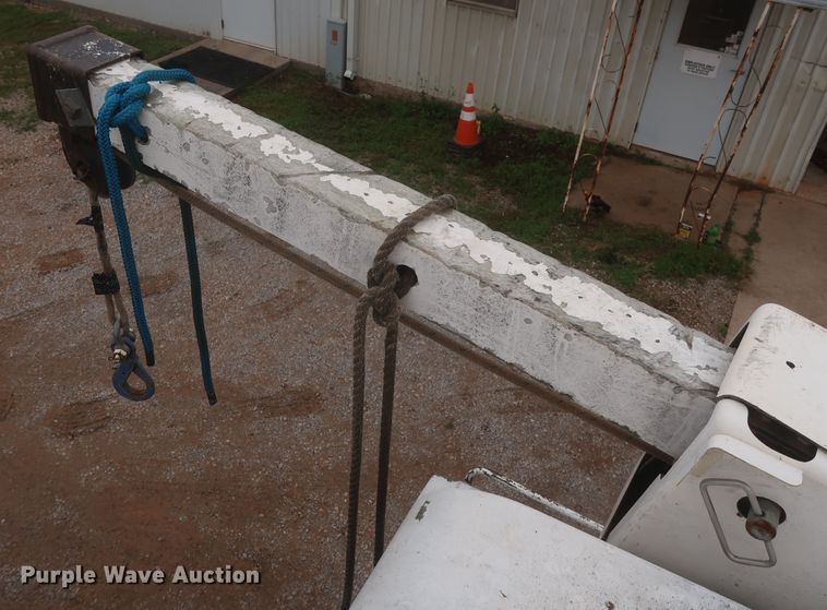 image for item IP9875 2001 GMC C7500  bucket truck