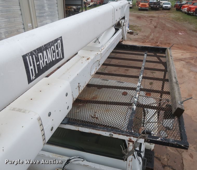 image for item IP9875 2001 GMC C7500  bucket truck