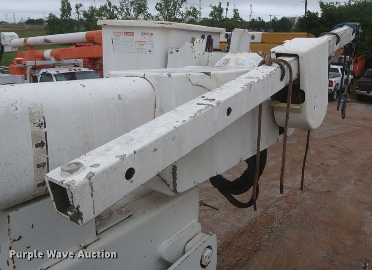 image for item IP9875 2001 GMC C7500  bucket truck