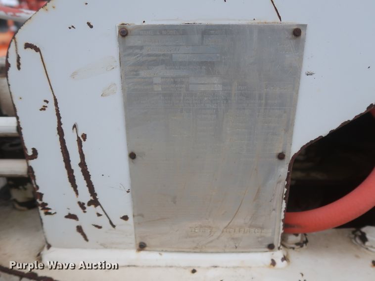 image for item IP9875 2001 GMC C7500  bucket truck