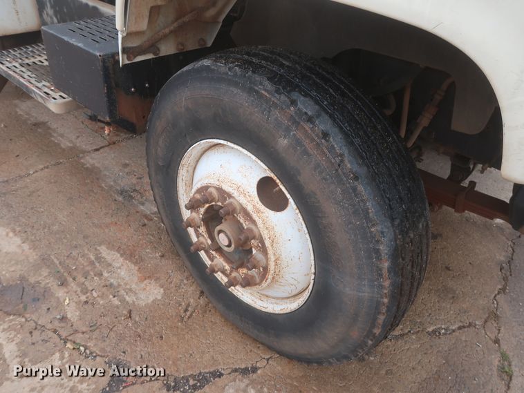 image for item IP9875 2001 GMC C7500  bucket truck