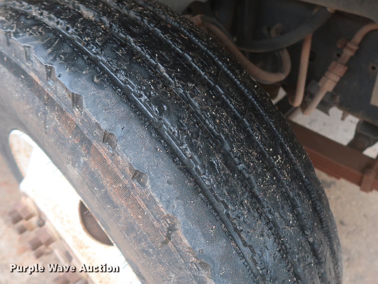 image for item IP9875 2001 GMC C7500  bucket truck