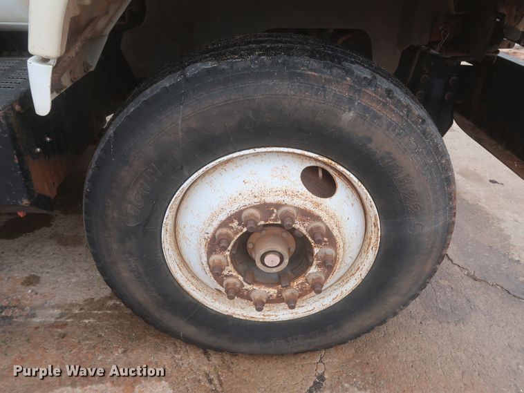 image for item IP9875 2001 GMC C7500  bucket truck