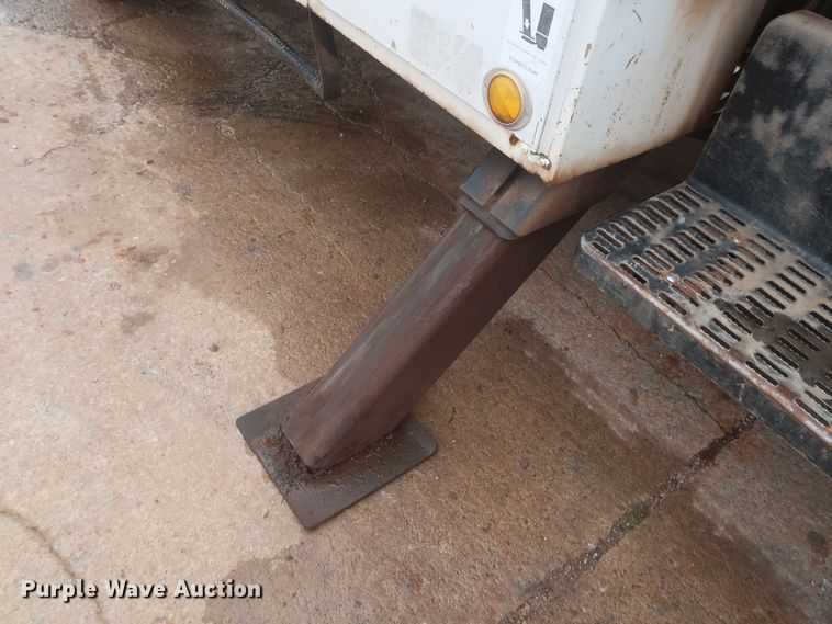 image for item IP9875 2001 GMC C7500  bucket truck