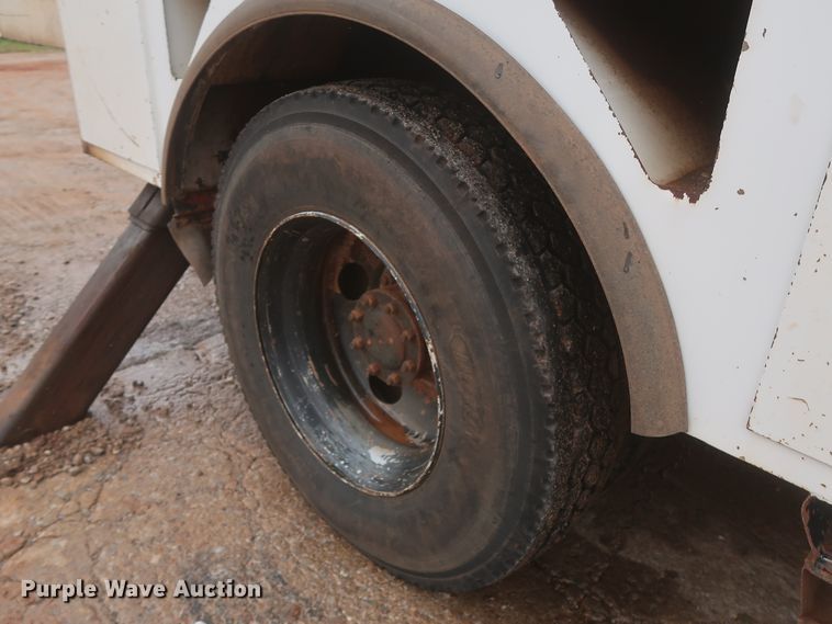 image for item IP9875 2001 GMC C7500  bucket truck