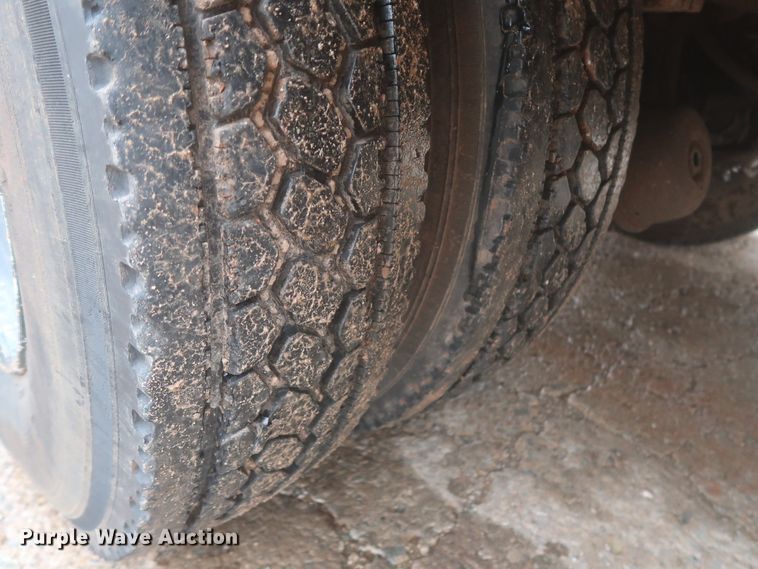 image for item IP9875 2001 GMC C7500  bucket truck