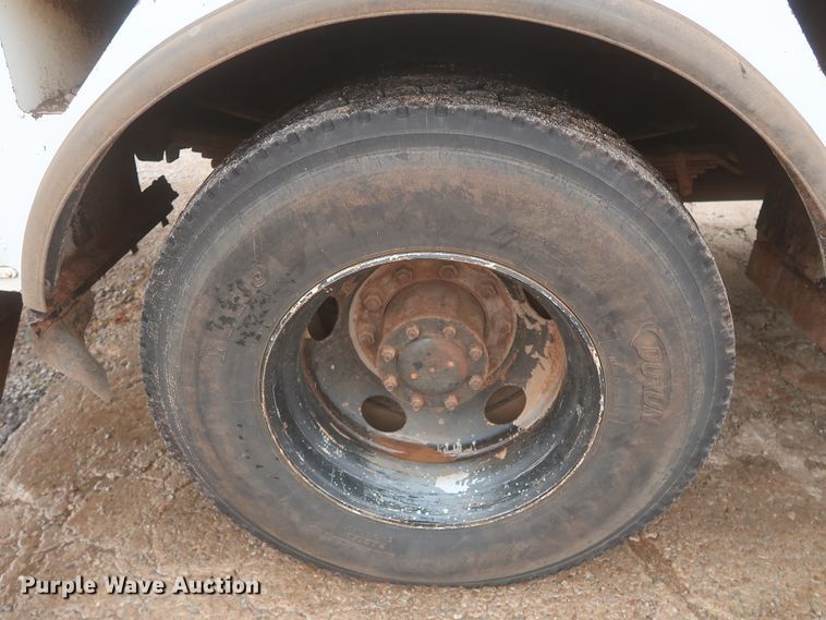 image for item IP9875 2001 GMC C7500  bucket truck