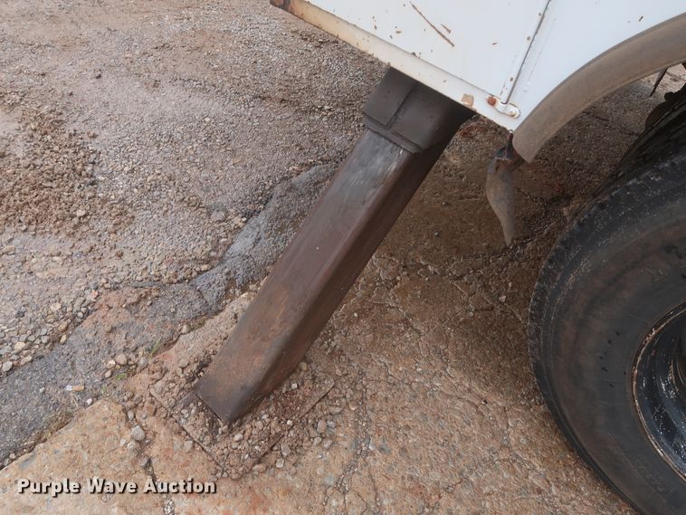 image for item IP9875 2001 GMC C7500  bucket truck