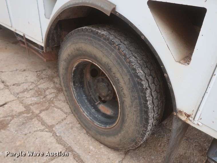 image for item IP9875 2001 GMC C7500  bucket truck