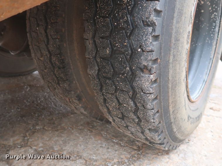 image for item IP9875 2001 GMC C7500  bucket truck