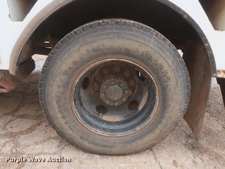 image for item IP9875 2001 GMC C7500  bucket truck