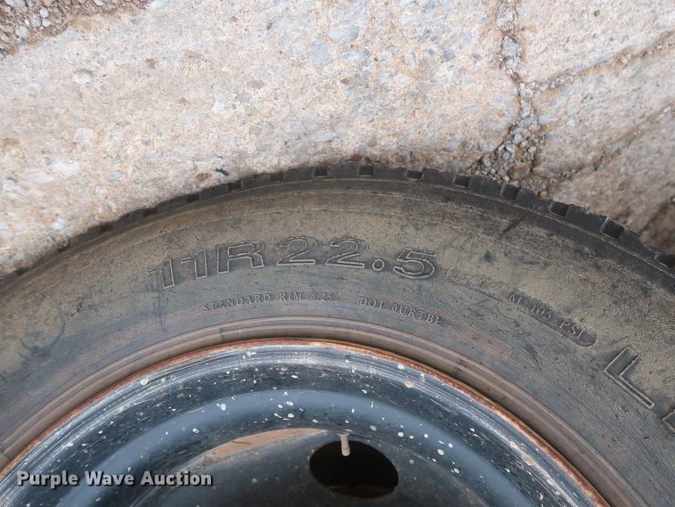 image for item IP9875 2001 GMC C7500  bucket truck