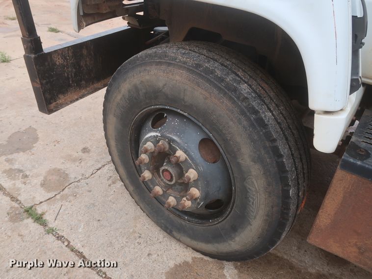 image for item IP9875 2001 GMC C7500  bucket truck