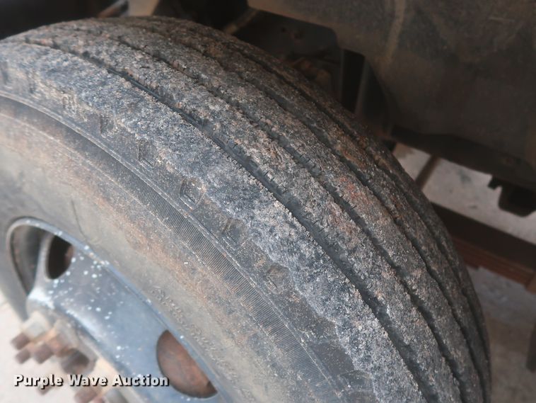 image for item IP9875 2001 GMC C7500  bucket truck