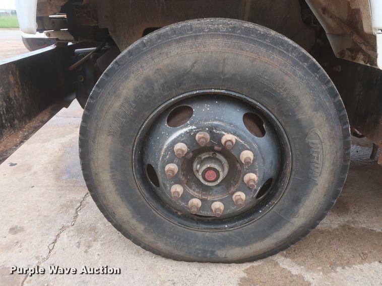 image for item IP9875 2001 GMC C7500  bucket truck