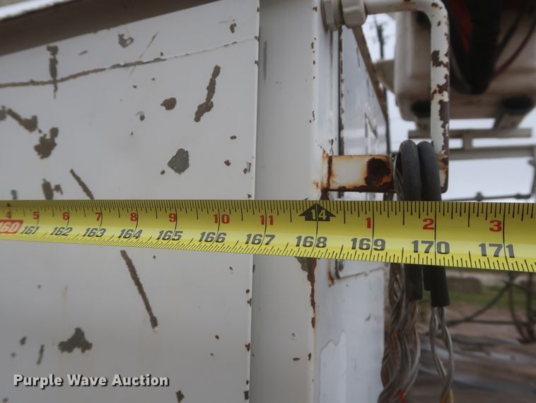 image for item IP9875 2001 GMC C7500  bucket truck