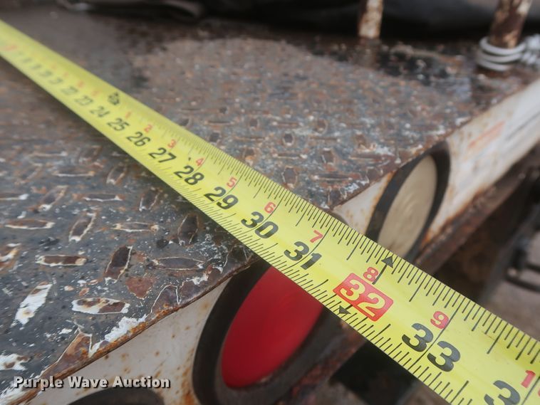 image for item IP9875 2001 GMC C7500  bucket truck