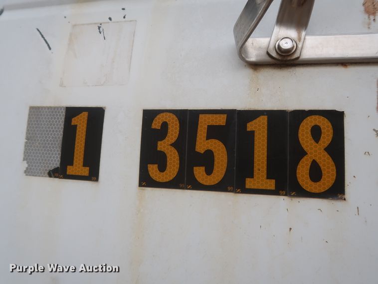 image for item IP9875 2001 GMC C7500  bucket truck