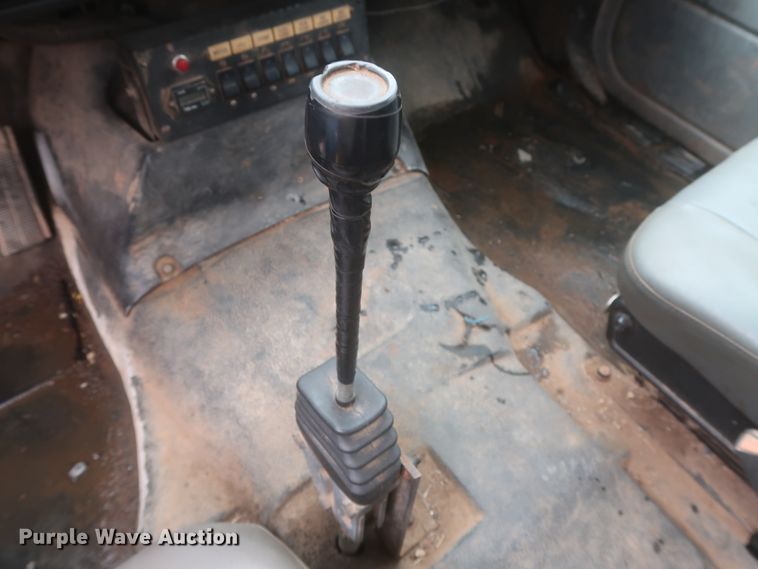 image for item IP9876 1998 Chevrolet C8500  digger derrick truck