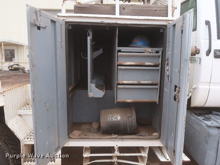 image for item IP9876 1998 Chevrolet C8500  digger derrick truck