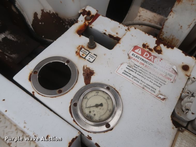 image for item IP9876 1998 Chevrolet C8500  digger derrick truck