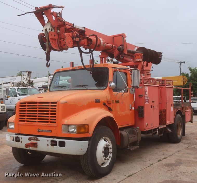 image for item IP9877 2000 International 4900  digger derrick truck