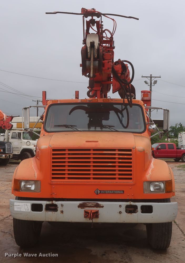 image for item IP9877 2000 International 4900  digger derrick truck
