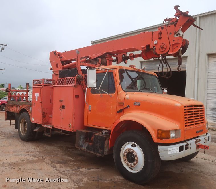 image for item IP9877 2000 International 4900  digger derrick truck