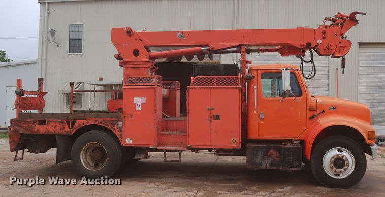 image for item IP9877 2000 International 4900  digger derrick truck
