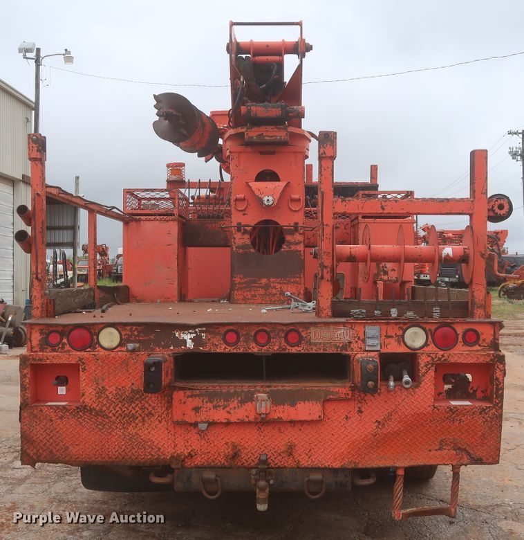 image for item IP9877 2000 International 4900  digger derrick truck