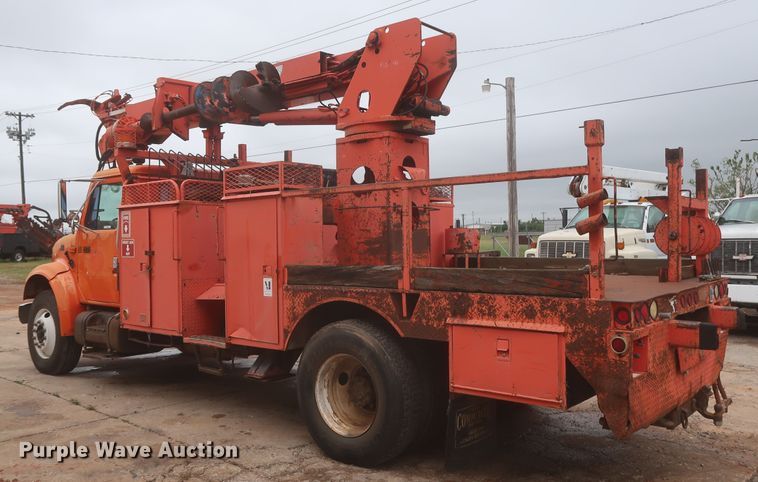 image for item IP9877 2000 International 4900  digger derrick truck
