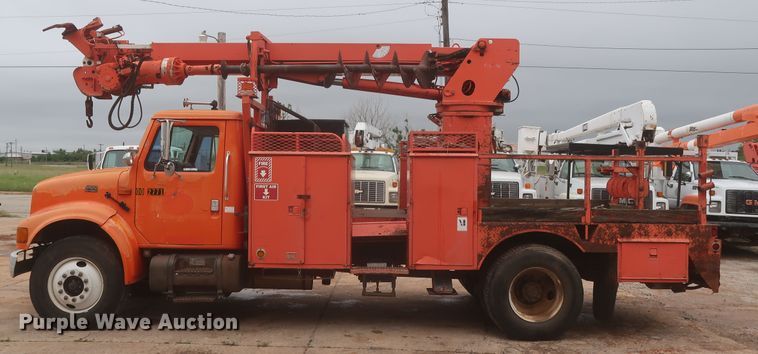 image for item IP9877 2000 International 4900  digger derrick truck