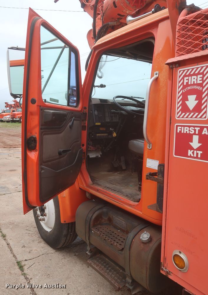 image for item IP9877 2000 International 4900  digger derrick truck