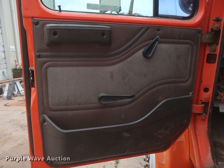 image for item IP9877 2000 International 4900  digger derrick truck