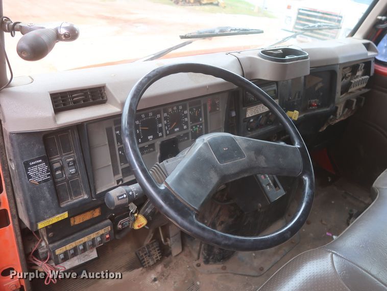 image for item IP9877 2000 International 4900  digger derrick truck