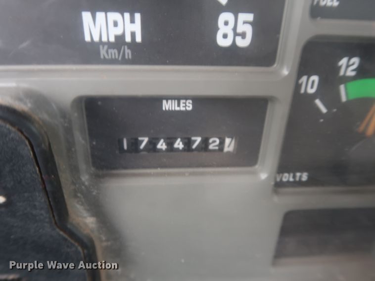 image for item IP9877 2000 International 4900  digger derrick truck