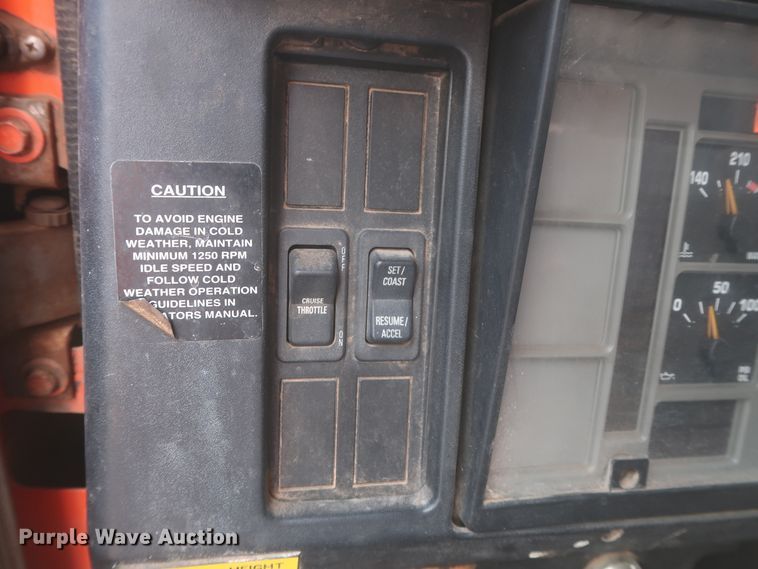 image for item IP9877 2000 International 4900  digger derrick truck