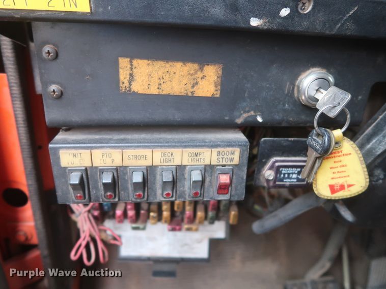 image for item IP9877 2000 International 4900  digger derrick truck