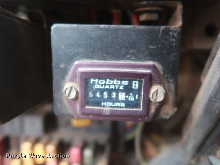 image for item IP9877 2000 International 4900  digger derrick truck