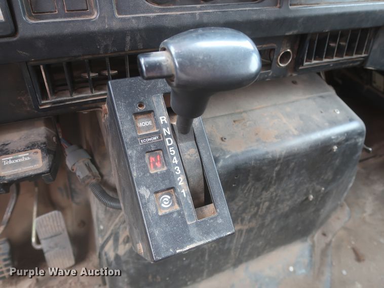 image for item IP9877 2000 International 4900  digger derrick truck